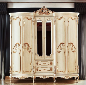 Armoire en bois doré antique de style régale, avec panneaux texturés et portes miroir, disponible à prix de gros. - Product Image 2