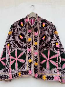 Chaqueta Boho de Terciopelo Suzani |   Abrigo de Invierno Bordado a Mano - Product Image 2