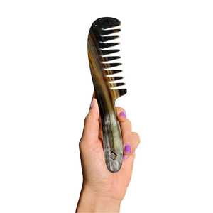 Peigne à cheveux en corne de buffle de forme naturelle, fait main, moderne, écologique, avec logo personnalisé, de qualité supérieure, pour la maison ou les voyages - Product Image 1