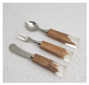 Ensemble de couverts élégant en acier inoxydable doré, 3 pièces, avec manches en bois naturel, parfait pour les dîners rustiques à la maison, les hôtels et les restaurants. - Product Image 5