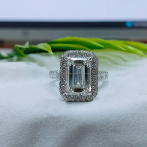 Anillo de oro blanco con diamante de corte esmeralda y piedras laterales, un diseño geométrico elegante con brillo intenso y lujo contemporáneo. - Product Image 1