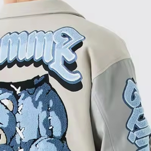 Chaqueta de Béisbol Personalizada de Fábrica con Parches, Estilo Casual Urbano, Chaqueta Bomber con Apliques de Osito de Peluche y Parches de Letras para Hombre - Product Image 5