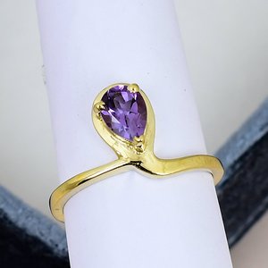 Anillo minimalista chapado en oro amarillo con amatista, plata de ley 925 maciza, engaste de garras, para uso diario, con gema de corte pera, para mujer. - Product Image 3