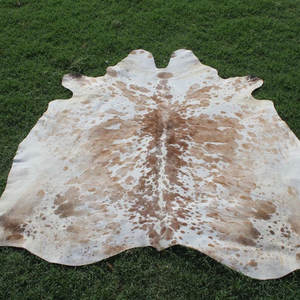 Alfombra hecha a mano de piel de vaca auténtica, tapete de cuero genuino para sala de estar, dormitorio, decoración rústica para el hogar - Product Image 3