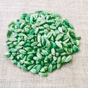 Cardamome verte biologique avec des standards de récolte soigneusement sélectionnés et une approvisionnement en épices de qualité supérieure pour les marchés de distribution - Product Image 3