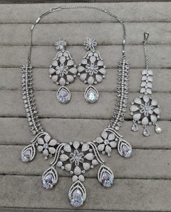 Exquisito conjunto de joyería con detalles en verde menta y diamantes americanos, con colgante de circonita brillante en forma de abanico y aretes para mujer. - Product Image 5