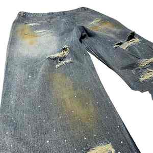 Faites sensation à chaque fête avec notre collection scintillante de pantalons en jean ornés de strass, tendance et élégants. - Product Image 3