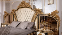 Ensemble de chambre d'hôtel de luxe en teck massif blanc doré, style mi-siècle, antique, avec armoire California King/Queen et tables de chevet ornées