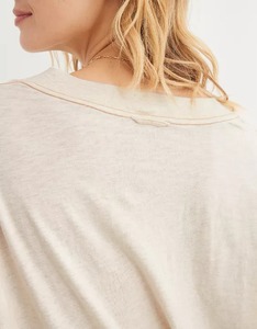 เสื้อยืดแขนสั้นคอวีผู้หญิง สีครีม ผ้าฝ้าย 100% ทรงหลวม สวมใส่สบายๆ สำหรับฤดูใบไม้ผลิและฤดูร้อน - Product Image 3