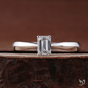Anillo de compromiso elegante con diamante esmeralda cultivado en laboratorio de 0.5 quilates, engaste de tallo pellizcado en oro blanco de 10K - Product Image 1