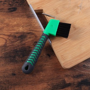 Pince à sabots de luxe en acier inoxydable avec poignée en caoutchouc et brosse à poils en nylon – Outil essentiel pour le toilettage des chevaux - Product Image 4
