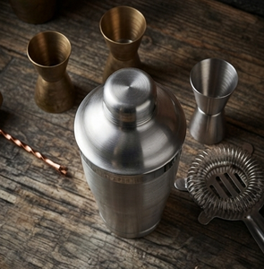 Shaker à cocktails en acier inoxydable argenté, réutilisable, moderne et durable, avec passoire intégrée, pour la maison, le club ou le bar. - Product Image 4