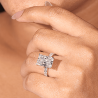 Anillo de Diamante Cultivado en Laboratorio con Corte Radiante de 5 Quilates, Oro Blanco de 14K/18K, Banda Eternity de 4 Puntas con Pavé, Certificado IGI, Color E, VVS2, Lujoso