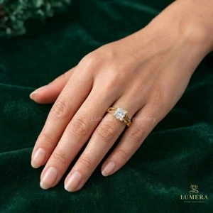Bague solitaire en diamant taille princesse de qualité supérieure, avec double sangle ouverte unique et sertissage à quatre griffes, bijoux de mariage en or massif - Product Image 4