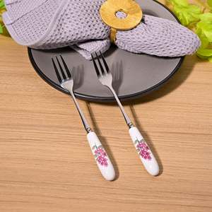 Lot de 2 fourchettes à dessert jetables en métal avec manche en céramique Lilac Bloom pour la maison, le restaurant ou la rentrée scolaire, pour fruits ou dîner - Product Image 5