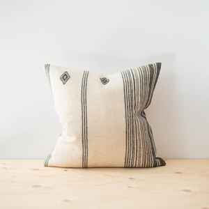 Housse de coussin décorative en laine faite à la main style bohème avec franges et pompons - Product Image 2