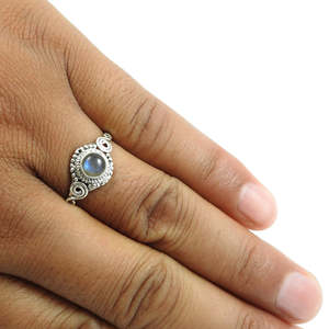 Anillo de Plata de Ley 925 Hecho a Mano con Baño de Oro Vermeil, Diseño Único con Piedra de Labradorita, Joyería Bohemia Fina para Bodas y Fiestas - Product Image 3