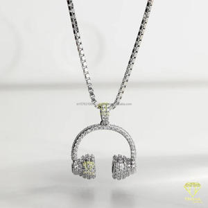 Colgante de joyería para auriculares hecho a mano con diseño de lujo de hip hop, chapado en oro de 18 quilates. - Product Image 3