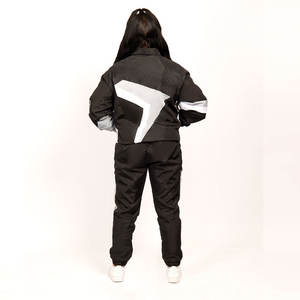 ชุดวิ่งแบบสองชิ้น OEM แบบกำหนดเอง เสื้อแจ็คเก็ตกันลมสีดำ ชุดวอร์มสำหรับผู้หญิง พร้อมโลโก้แบบกำหนดเอง - Product Image 2