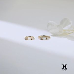 Pendientes de Aro con Diamantes CVD Certificados por IGI, Oro Amarillo Real de 10K y 18K, Delicados Aros con Diamantes Cultivados en Laboratorio con Corte Baguette para - Product Image 1