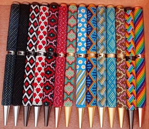 Bolígrafo de Lujo Hecho a Mano con Cuentas de Semillas, Diseño Personalizado, Opciones Multicolor, Uso Promocional Escolar, Seda - Product Image 2