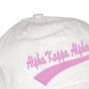 Gorra de Béisbol Ajustable de Algodón Blanca con Logotipo Bordado en Rosa de la Hermandad Griega AKA para Mujer - Product Image 2