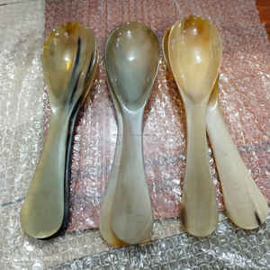 Ensemble de 2 cuillères et fourchettes à salade en corne de bœuf faites à la main, vaisselle naturelle à prix avantageux - Product Image 3