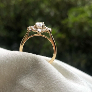 Anillo Glamuroso con Diamante Ovalado Blanco en Engaste de Garras, Joyería de Boda en Oro Sólido, Regalo Nupcial, Anillo de Moda para Mujer - Product Image 5