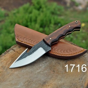 Couteau de chasse à lame fixe en acier au carbone forgé à la main, personnalisable OEM, avec poignée en bois et étui en cuir pour le camping et les activités de plein air - Product Image 1