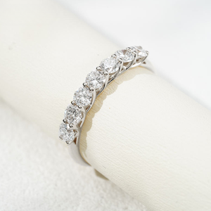 Bague unisexe classique en or plaqué rhodium avec diamant de laboratoire taille brillant ronde couleur E, fantaisie et intense, idéale pour la remise des diplômes ou comme alliance de mariage - Product Image 3