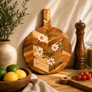 Tabla de servir y cortar de madera hecha a mano con diseño floral |   Tabla de cortar redonda de madera con asa - Product Image 6