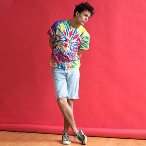 T-shirt tie-dye pour homme, design personnalisé, logo sur le devant, motif uni, manches courtes, 100% coton, épaules tombantes. - Product Image 5
