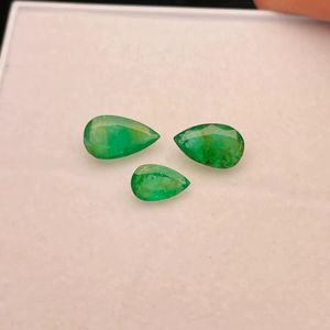 มรกตธรรมชาติจากแซมเบีย รูปทรงลูกแพร์ 3 เม็ด น้ำหนัก 3.57 กะรัต คุณภาพดี สีเขียวสวยงาม เงางาม ขัดเงาอย่างสมบูรณ์แบบ เหมาะสำหรับทำเครื่องประดับ - Product Image 2