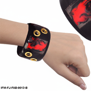 Bracelet manchette en acrylique noir style punk rock avec motif flamme rouge et œillets dorés – Bijou de mode gothique streetwear - Product Image 3
