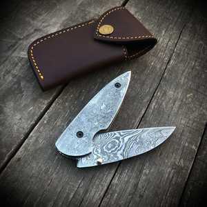 Cuchillo Plegable de Acero de Damasco SHARP POINT TRADES con Hoja Recta de 0.5mm de Grosor, Apertura con Perilla y Madera Artística - Product Image 6
