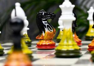 Jeu d'échecs Staunton en bois de qualité supérieure, finition Flame Frost, roi de 4,0 pouces avec deux reines, style tournoi classique au meilleur prix - Product Image 5