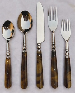 Ensemble de couverts design moderne en acier inoxydable avec manche en résine, finition dorée, 5 pièces, prix de gros usine - Product Image 4