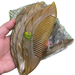 Peigne à cheveux en corne de buffle Eco Beauty, produit de soin des cheveux naturel fait à la main pour les magasins bio, les boutiques de style de vie durable et de bien-être - Product Image 6