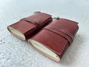 Carnet de notes compact en cuir véritable de qualité supérieure avec fermeture à sangle, idéal pour les voyages, article cadeau - Product Image 3