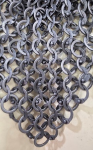 Cagoule médiévale artisanale en maille de fer avec rembourrage en cuir, armure de chevalier en acier doux à anneaux rivetés pour reconstitution historique et cosplay - Product Image 5