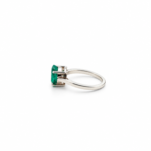 Anillo Ovalado de Esmeralda con Aspecto de Lujo |   Joyería de plata de ley hecha a mano con gemas verdes, colección de diseñador, al mejor precio - Product Image 4