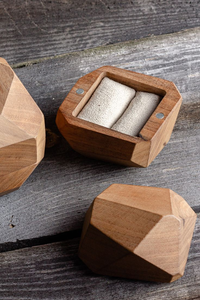 Caja rústica de madera grabada para guardar anillos, caja de madera de nogal hecha a mano para anillos de compromiso, caja de madera ecológica a precio económico. - Product Image 6