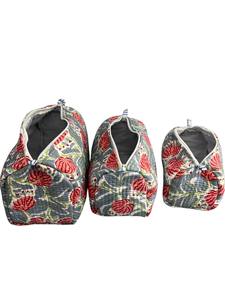 Bolsa de Cosméticos de Algodón Floral Gris Hecha a Mano |   Bolsa de Maquillaje Acolchada con Forro Impermeable y Cierre |   Neceser de Viaje Artesanal - Product Image 3