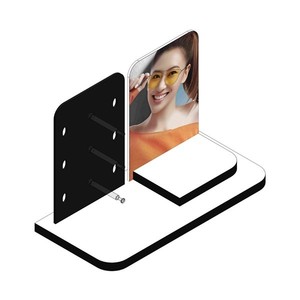 Expositor de Gafas de Sol Clásico Independiente Preensamblado para Mostrador con Estantes Colgantes y Espacio para Señalización - Product Image 2