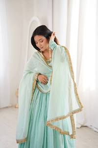 Ensemble Anarkali trois pièces élégant et moderne avec robe, pantalon et dupatta, col en dentelle (avant et arrière) pour les occasions de fête - Product Image 4