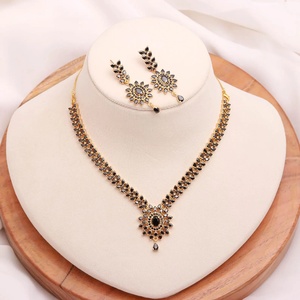 Conjunto de Collar con Piedra de Ónix Negro, Chapado en Oro de 22K, Estilo Colgante de Latón, Corte Marquesa Ovalado, con Aretes - Product Image 1