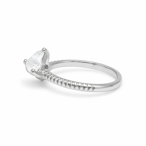 Anillo de compromiso con diamante de corte triangular en oro blanco con engaste de puntas, joyería fina clásica para mujer - Product Image 5
