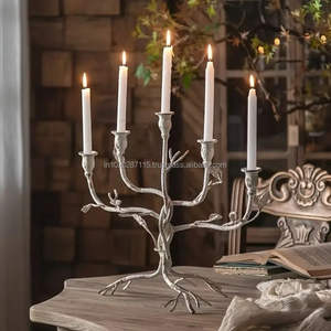 Elegante candelabro de hierro forjado de cinco brazos para decoración de boda estilo vintage o ajustes formales de mesa de cena de vacaciones - Product Image 1