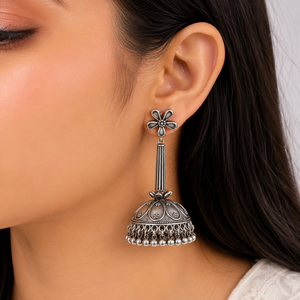 Article très vendu : Boucles d'oreilles pendantes Jhumka Bollywood en laiton oxydé argenté antique pour femmes, fabricant professionnel, vente en gros - Product Image 6