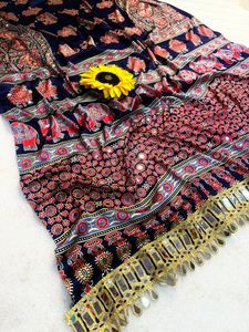 Sari Ajrakh Pure Gajji Bandhej avec superbes broderies miroir et bordure sans miroirs - Product Image 3